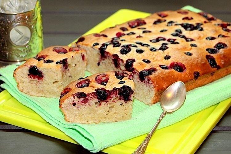 Banana Cake with Berries in the Oven - Recipes