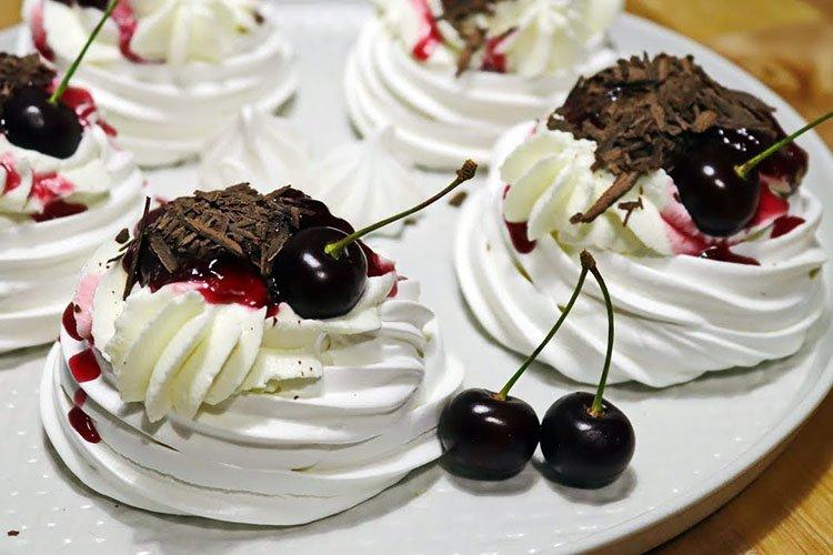 Homemade Meringue with Cherries - How to Make Recipe