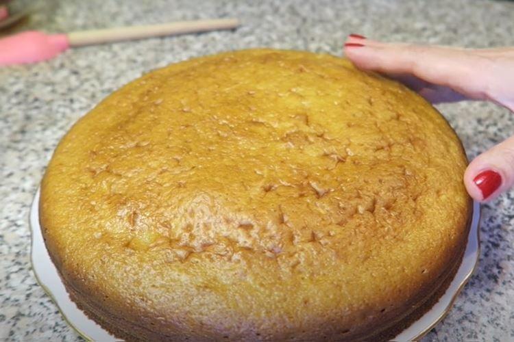 Bizcocho clásico de kéfir - receta paso a paso con fotos