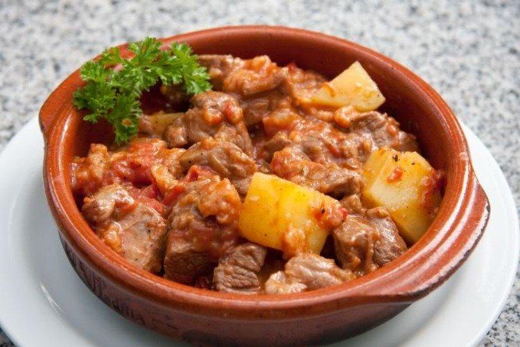Meat with Potatoes in Tomato Sauce - Recipes