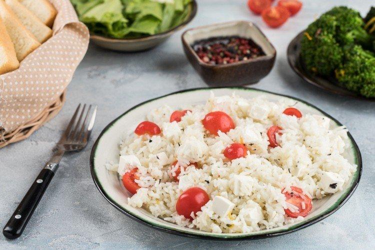 Arroz con tomates y queso feta - Recetas de platos de arroz