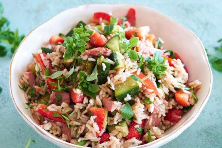 Ensalada de arroz con pollo ahumado y fresas - Recetas de platos de arroz