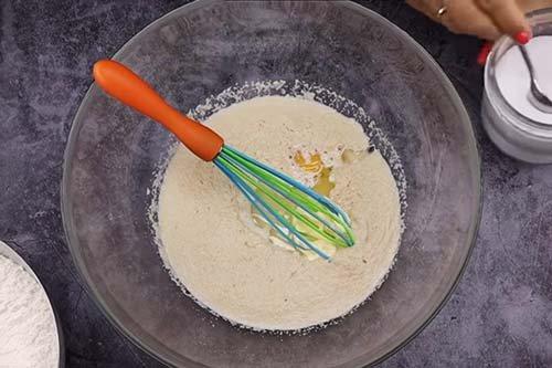 Panecillos de masa de levadura con manzanas - recetas paso a paso