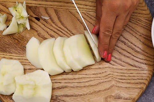 Panecillos de masa de levadura con manzanas - recetas paso a paso