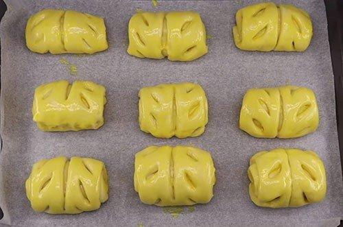 Panecillos de masa de levadura con manzanas - recetas paso a paso