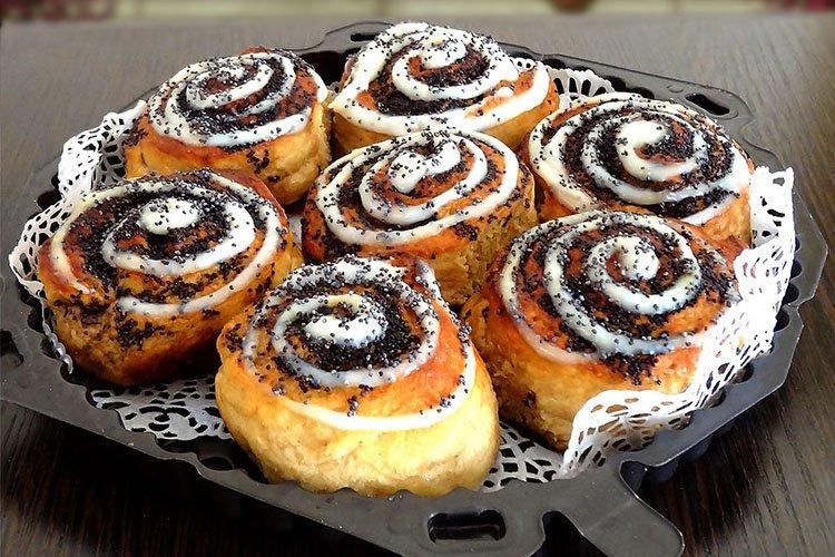 Panecillos de masa de levadura con semillas de amapola - recetas