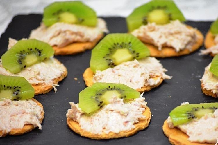 Chicken and kiwi sandwiches for New Year 2021 - recipes