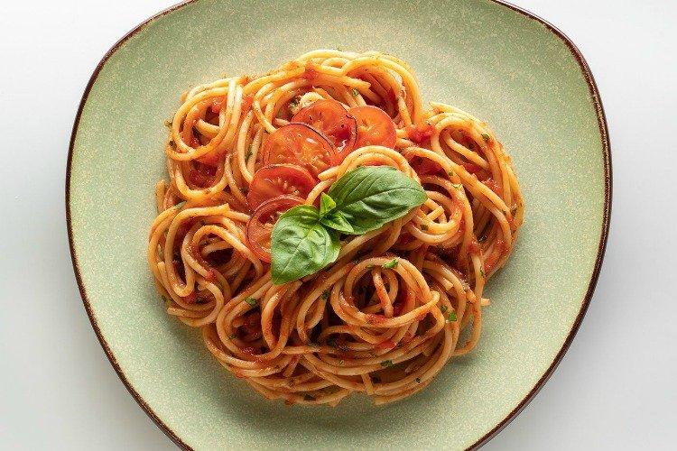 Pasta with Tomatoes - What to Feed Guests Inexpensively, Deliciously, and Quickly