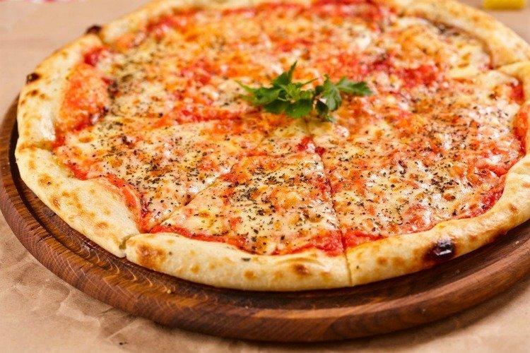 Quick Homemade Pizza - What to Feed Guests Recipes