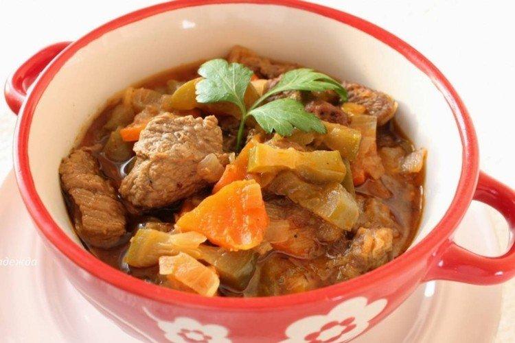 Beef in Tomato Sauce with Pickled Cucumbers - What to Cook with Beef Recipes