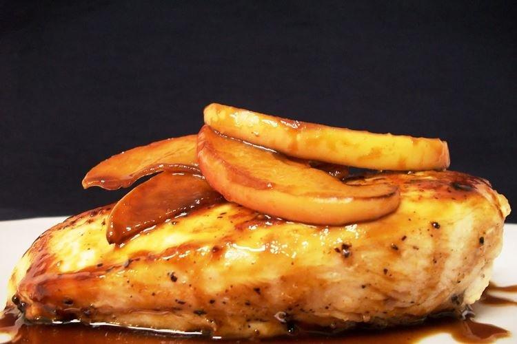 Pechuga de pollo con manzanas caramelizadas - Qué cocinar con pechuga de pollo