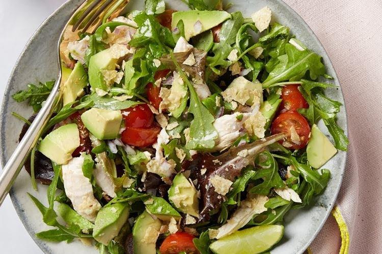 Ensalada tibia con aguacate - Qué cocinar con pechuga de pollo