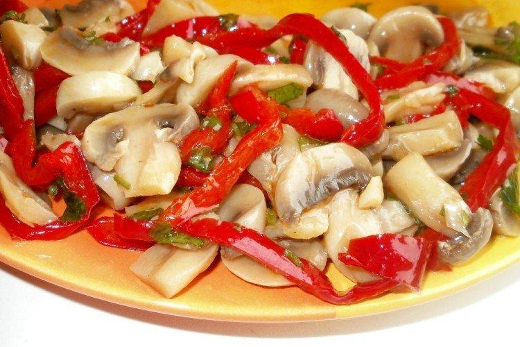 Salad with Raw Mushrooms and Bell Pepper - What to Cook with Mushrooms Recipes