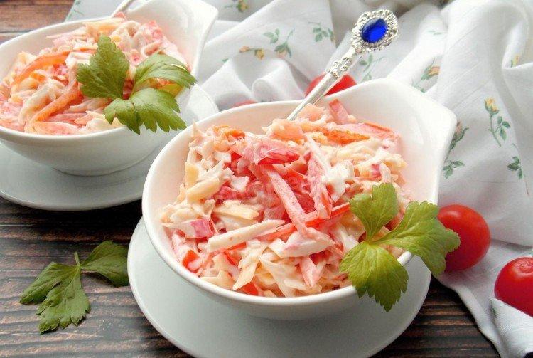 Ensalada de palitos de cangrejo y pimiento - Recetas para la mesa de Año Nuevo