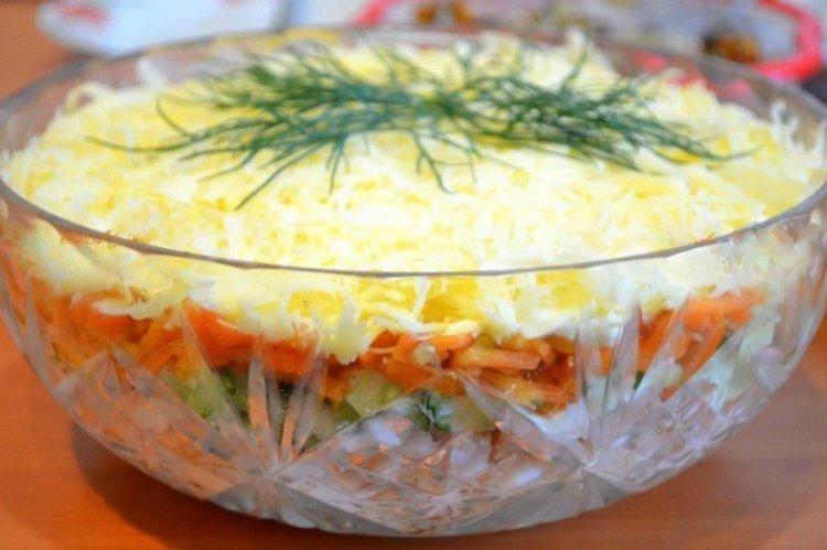 Ensalada de capas con zanahoria coreana - Recetas para la mesa de Año Nuevo