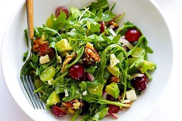 Ensalada dietética con queso de cabra y nueces - recetas