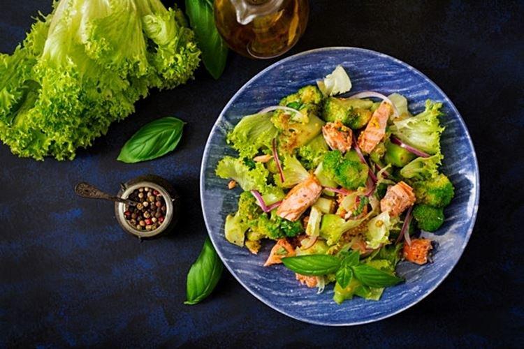 Ensalada dietética de brócoli y salmón - recetas