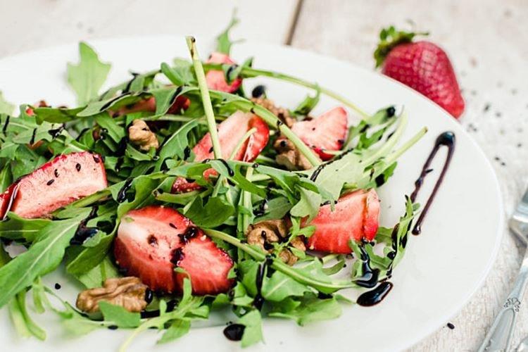 Ensalada dietética de rúcula con fresas - recetas