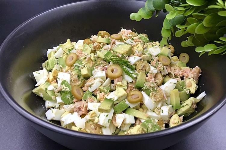 Ensalada dietética de pescado rojo enlatado - recetas