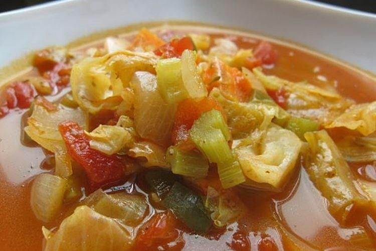 Diät-Suppe mit Sellerie und Dosentomaten - Rezepte