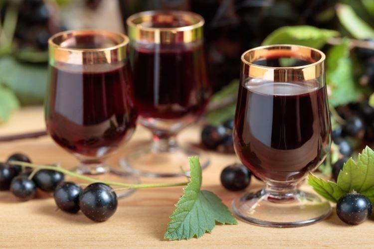 Vino clásico de grosella negra - receta casera