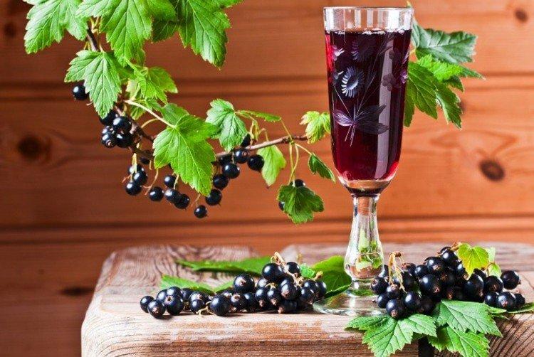Vino casero de grosella negra con pasas - cómo hacerlo