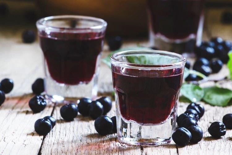 Vino casero de grosella negra con levadura - cómo hacerlo