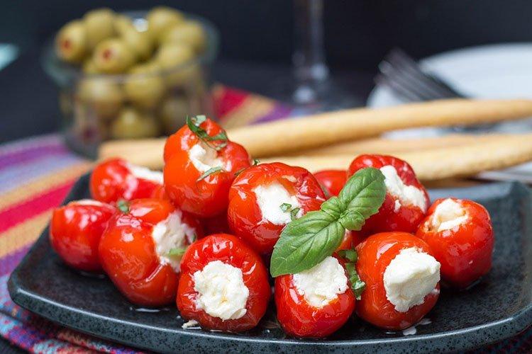 Pimiento relleno de queso feta y tomates - recetas