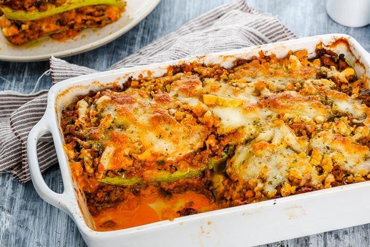 Cazuela de carne picada, calabacines y tomates