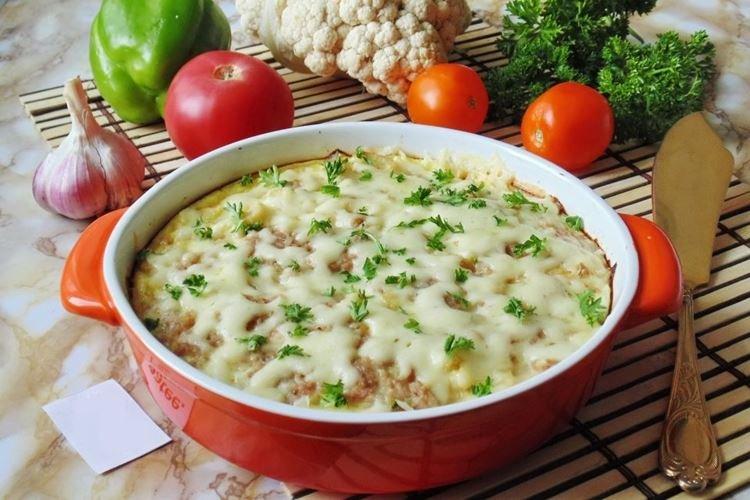 Cazuela de carne picada, coliflor y queso feta