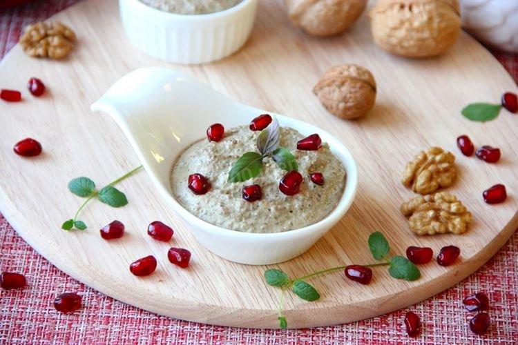 Cheese Sauce with Honey and Nuts