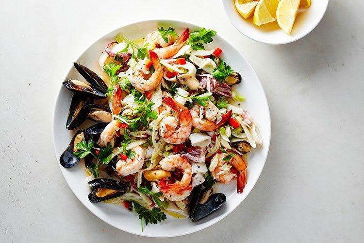 Ensalada de mariscos y palitos de cangrejo