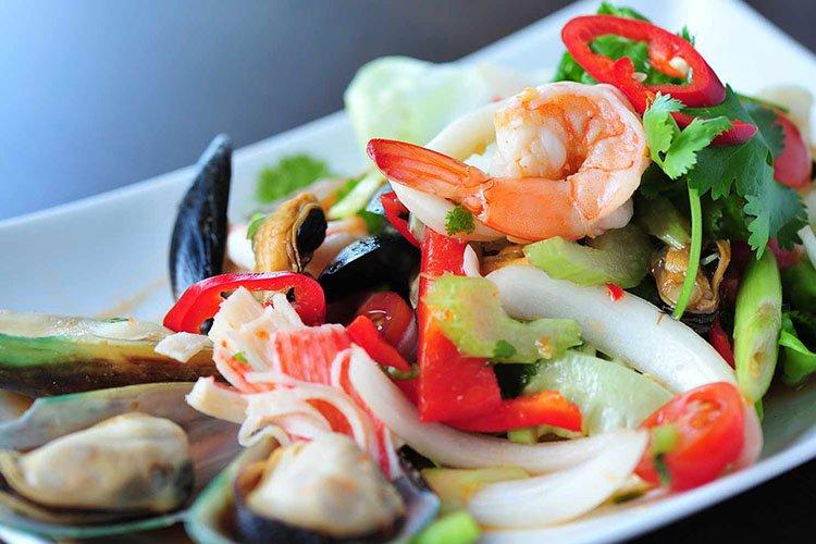 Ensalada de cóctel de mariscos y queso crema