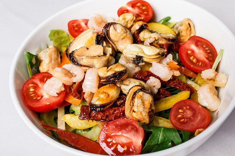 Ensalada de arroz y mariscos