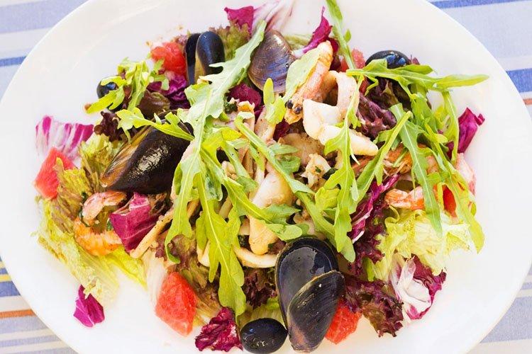Ensalada de mariscos y verduras