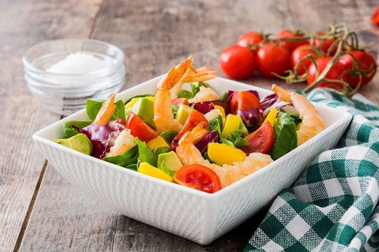 Ensalada con mariscos y granos de granada
