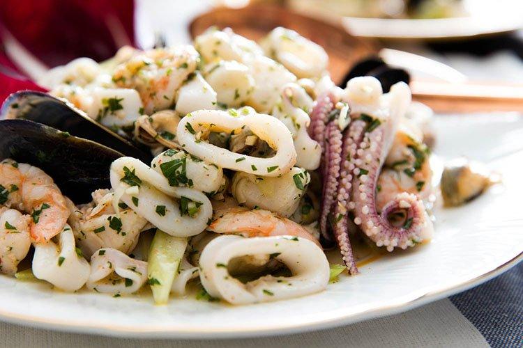 Ensalada de mariscos y piña