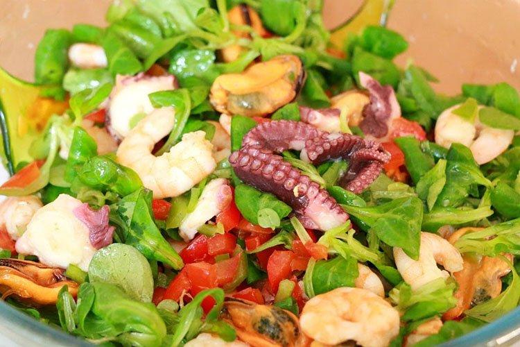 Ensalada de col y calamares
