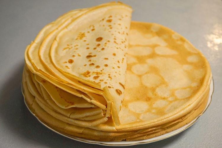 Crepes de Cuaresma con zumo de manzana