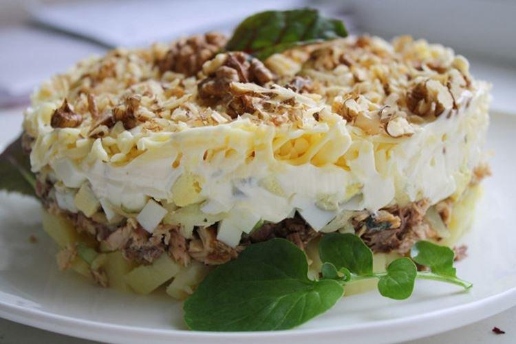 Ensalada de patata con conservas de pescado y nueces