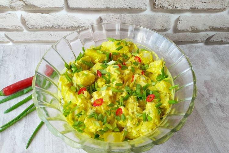 Ensalada de patata con cúrcuma y chile