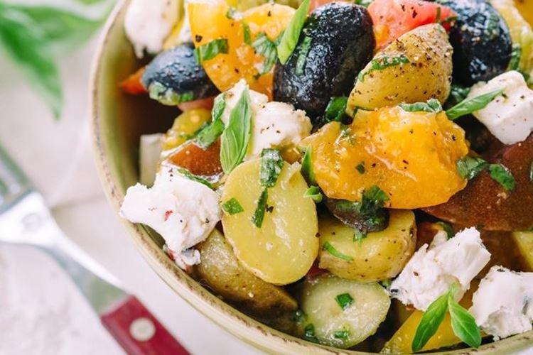 Ensalada de patata con pimiento y queso feta