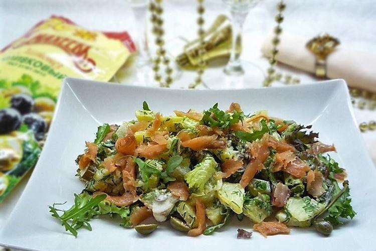 Ensalada de patata con salmón y alcaparras