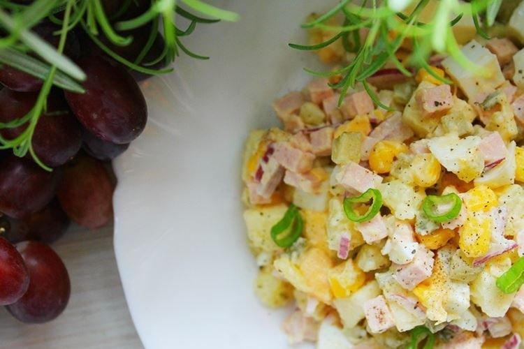Ensalada de patata con salchicha