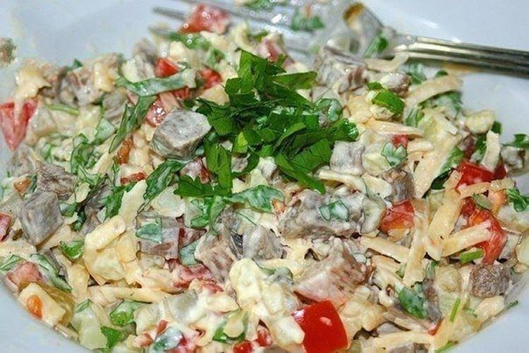 Ensalada de patata con ternera y queso