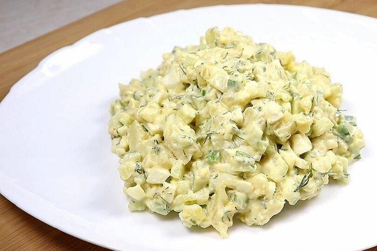 Ensalada de patata con pepinillos