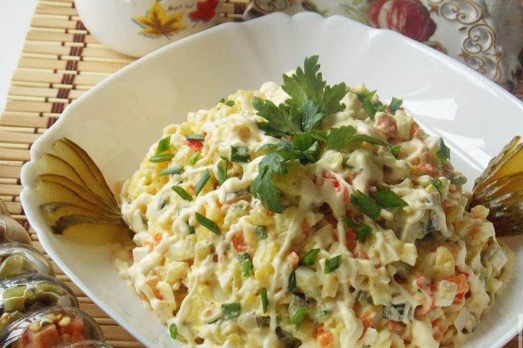 Ensalada de patata con palitos de cangrejo