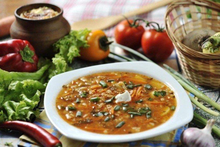 Sopa de Cuaresma con pepinillos