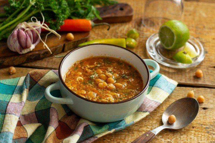 Sopa de Cuaresma con garbanzos y espinacas