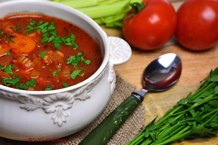 Sopa de Cuaresma con tomates y apio